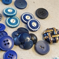 forskellige-former-størrelser-mørkeblå-mellemblå-vintage-plastik-knapper